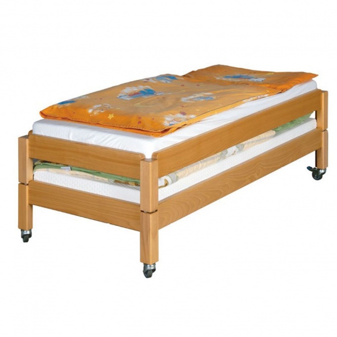 Stapelliege aus Massivholz, fahrbar für Matratze 140 x 60 cm 